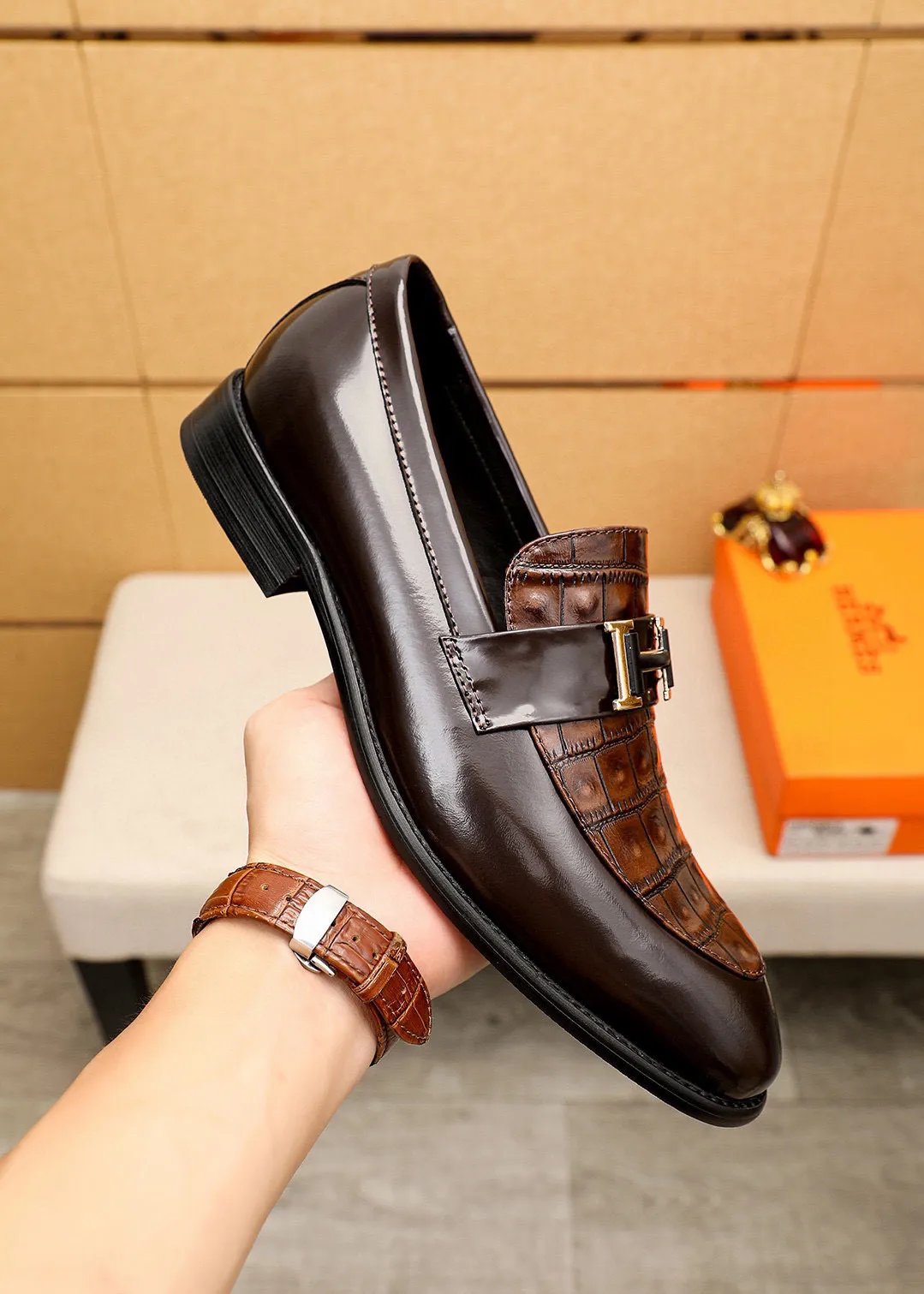 Men's shoes 💰460 💐 Product trademark: HERMES "Hermès" casual leather shoes Regular size: 39-44 (38.45.46🉑️Customized) Product materials: Selected imported first-layer calfskin embossed upper + classic hardware buckle, imported water-dyed 🐂 cowhide lining. Strong three-dimensional visual effect, combined outsole Color: 2⃣️colors available